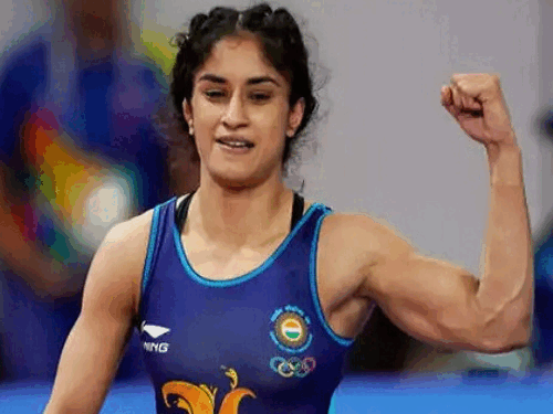 फोटो में दिख रहा ये ग्रुप अजय पहलवान ग्रुप है। जिन्होंने विनेश को 11 लाख रुपए कैश और जमीन देने का ऐलान किया है। - Dainik Bhaskar