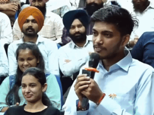 सीएम भगवंत मान से बातचीत करता युवक।