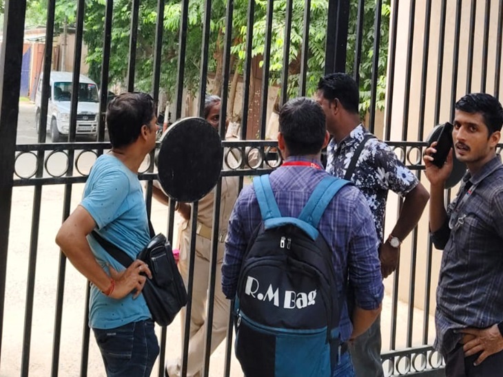 पुलिस लाइन के गेट को बंद कर दिया गया है, किसी को भी अंदर जाने की इजाजत नहीं है।