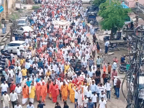 सीकर में सर्व हिंदू समाज ने जन आक्रोश रैली निकाली, जिसमें सैकड़ों लोग नारेबाजी करते हुए शामिल हुए।