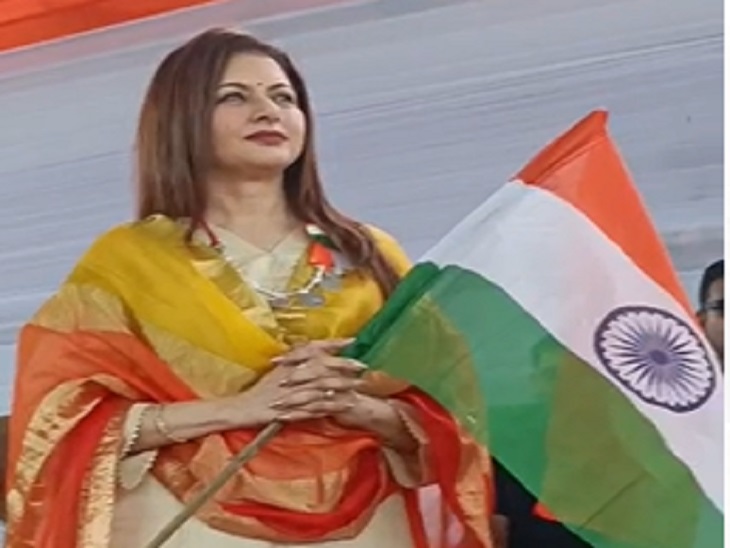 कार्यक्रम के दौरान हीरोइन भाग्यश्री ने हाथों में तिरंगा लेकर लोगों से इसे घर में फहराने की अपील की।