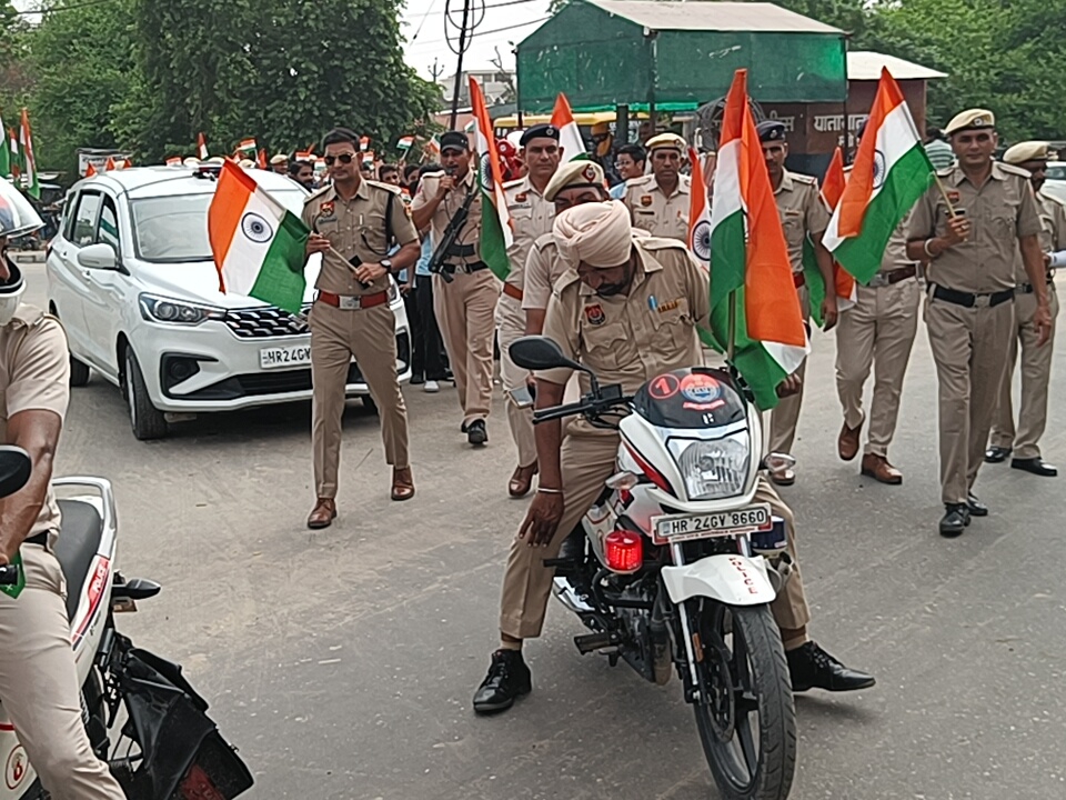 तिरंगा यात्रा में शामिल पुलिस के जवान