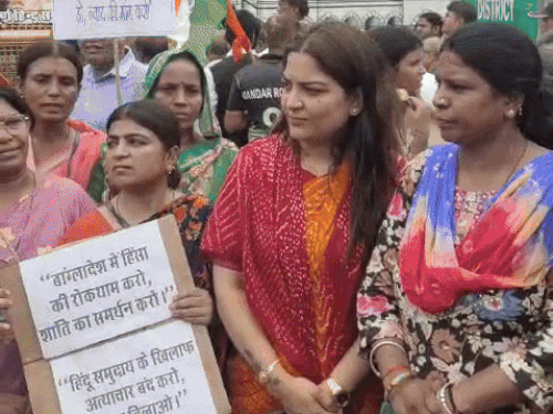 उदयपुर में कलेक्ट्रेट पर हिंदू संगठनों ने प्रदर्शन करते हुए नारेबाजी की।