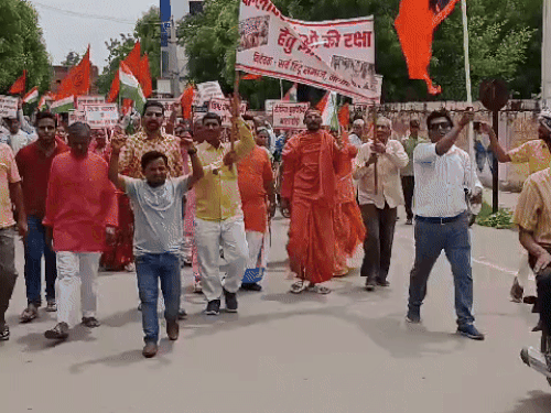 नागौर में विभिन्‍न हिंदू संगठनों ने शिवबाड़ी स्थित शानेश्वर महादेव मंदिर से कलेक्ट्रेट तक रैली निकाली।
