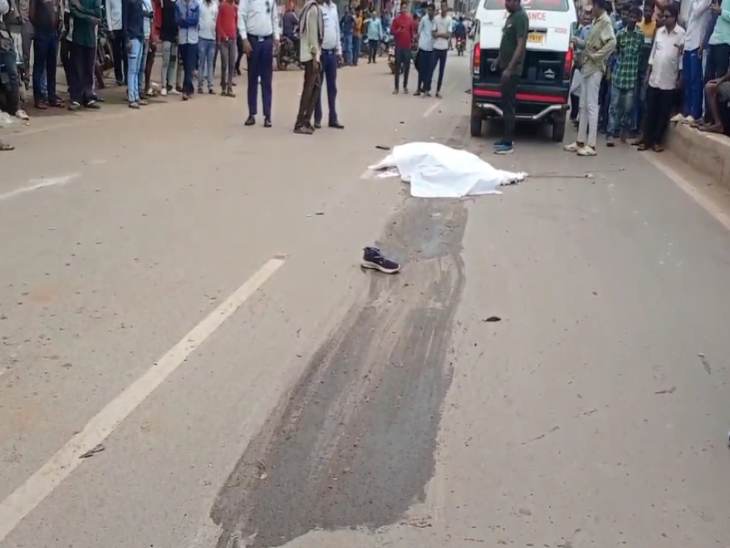 हादसे के बाद सड़क पर पड़ा दुष्यंत ठाकुर का शव।