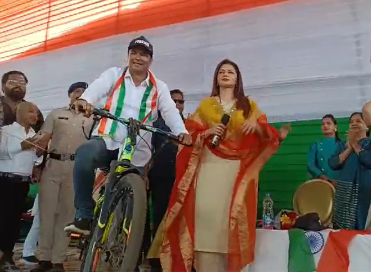 विधायक रिकेश सेन मंच पर साइकिल चलाते हुए अभिनेत्री भाग्य श्री के पास पहुंच गए। इस दौरान उन्होंने उनके चारों ओर साइकिल भी चलाई।