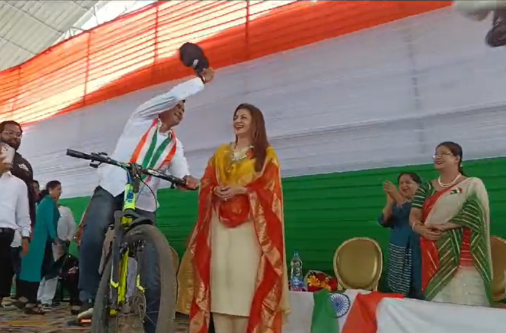 कार्यक्रम में मंच पर मूवी के गाने के बीच विधायक रिकेश सेन ने अपनी कैप उतारी और अभिनेत्री भाग्य श्री को पहना दी।