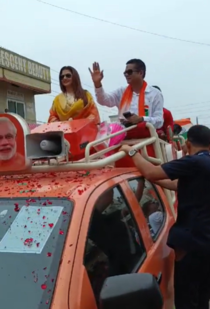 हर घर तिरंगा यात्रा के दौरान विधायक खुली गाड़ी में अभिनेत्री भाग्य श्री के साथ निकले और लोगों का अभिवादन किया।