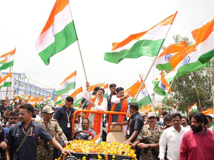 खुली जीप में तिरंगा थामे मुख्यमंत्री डॉ. मोहन यादव और विधायक रामेश्वर शर्मा।