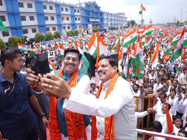 सीएम डॉ. मोहन यादव ने विधायक रामेश्वर शर्मा के साथ मोबाइल पर सेल्फी भी ली।