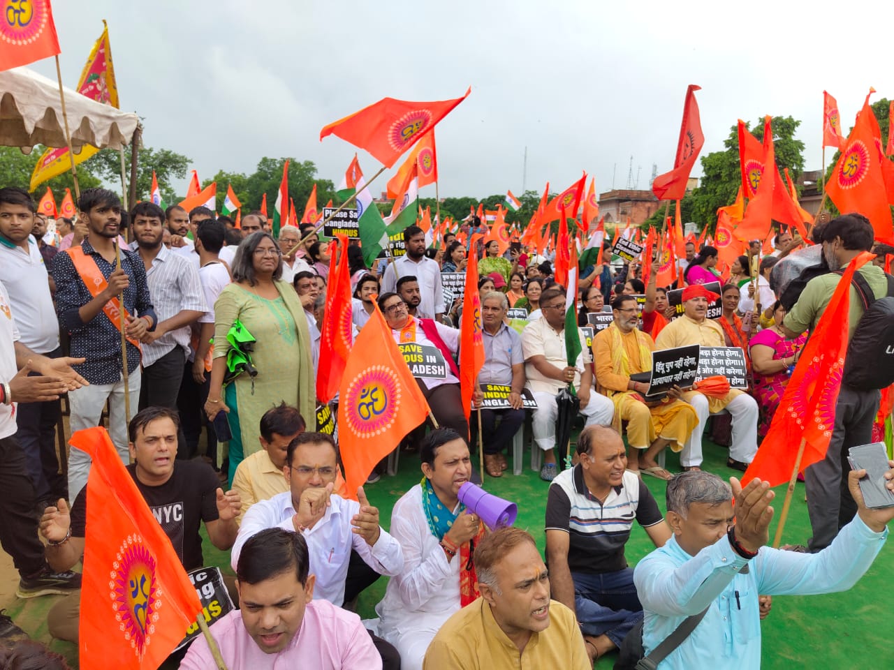 जयपुर में सर्व हिंदू समाज की ओर से न्यू गेट स्थित रामलीला मैदान में जन आक्रोश प्रदर्शन किया गया।