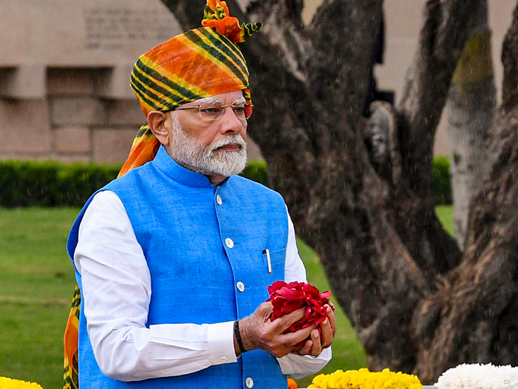 कार्यक्रम स्थल पर पहुंचने से पहले प्रधानमंत्री से पहले राजघाट पहुंचे।