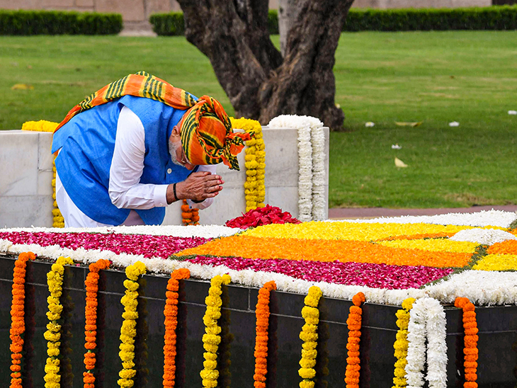 राजघाट पर प्रधानमंत्री नरेंद्र मोदी ने राष्ट्रपिता महात्मा गांधी की समाधि पर श्रद्धा-सुमन अर्पित किये।
