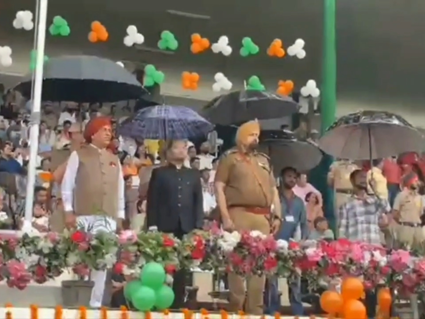 Pathankot Independence Day celebrated heavy rain | पठानकोट में भारी ...