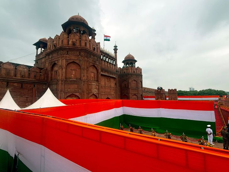 लाल किले की प्राचीर को राष्ट्रध्वज के तीन रंगों वाले फूलों और कपड़ों से सजाया गया है।