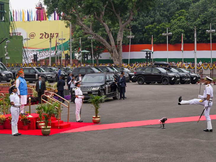 पीएम नरेन्द्र मोदी ने लाल किला परिसर में तीनों सेनाओं की संयुक्त टुकड़ी की सलामी ली।