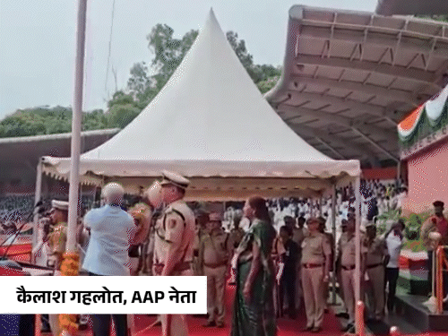 After the controversy over hoisting the tricolor in Delhi, Kailash Gehlot hoisted the flag in place of Atishi.