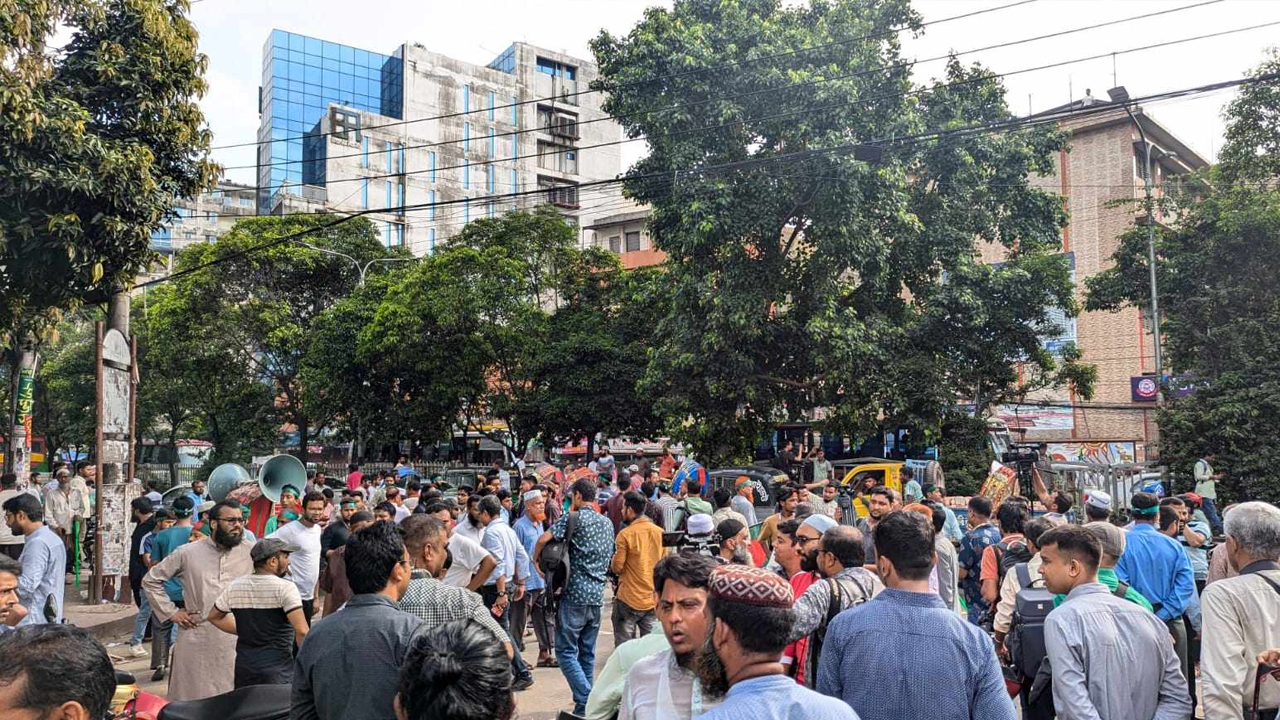 छात्रों ने ढाका में शेख मुजीबुर्रहमान के घर से सटी सड़क और आसपास के इलाके पर कब्जा कर लिया।