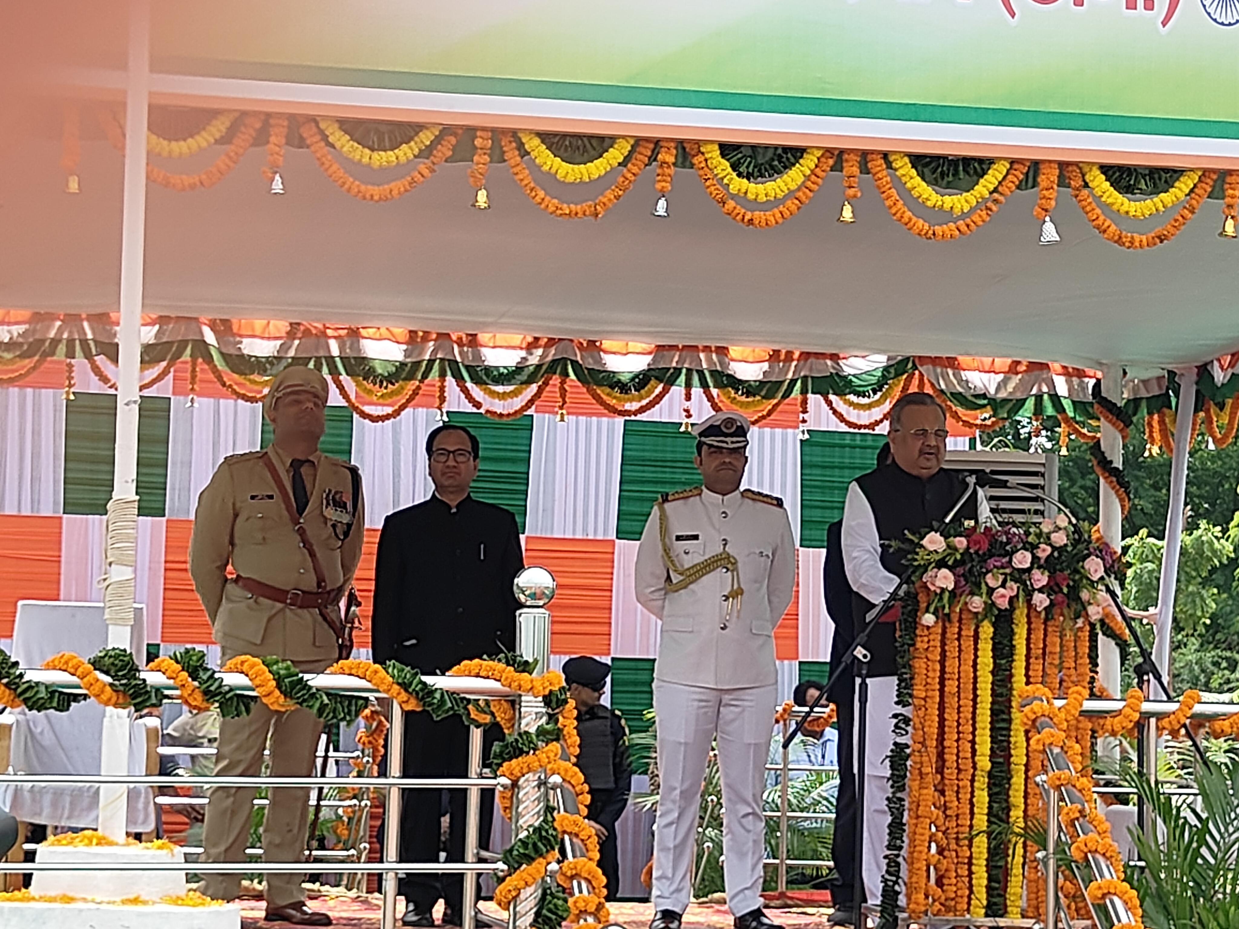 राजनांदगांव में डॉ रमन सिंह ने ली परेड की सलामी। - Dainik Bhaskar