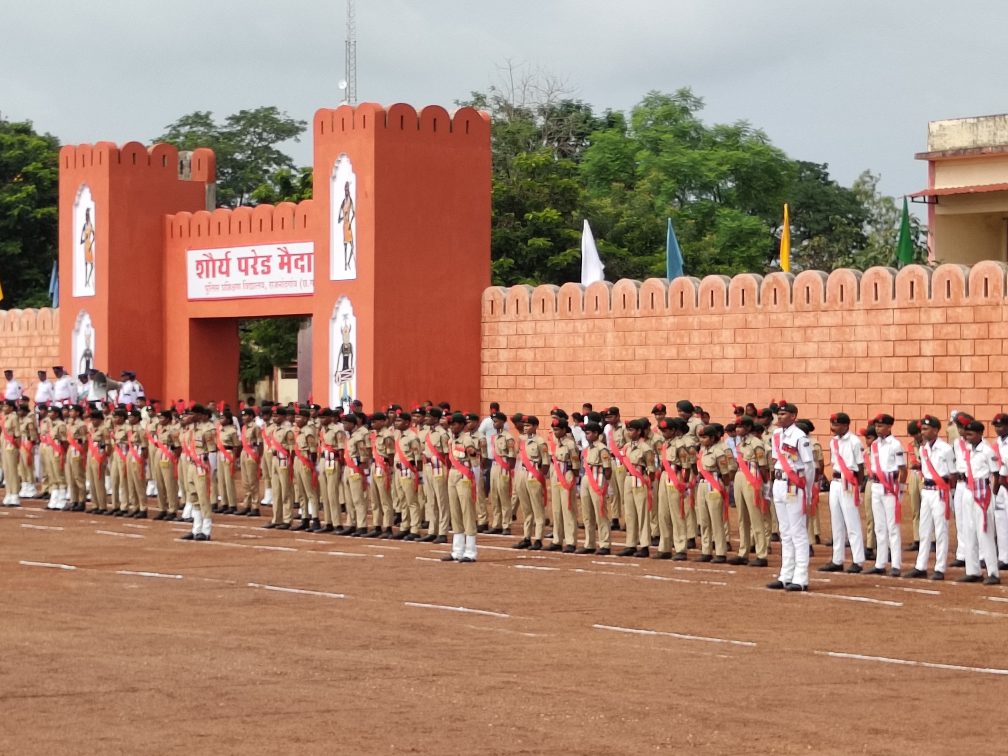 डॉ रमन सिंह ने परेड की सलामी ली।