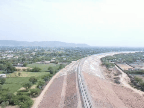 डीडवाना से टनल तक ट्रैक जमीन से 75 फीट नीचे है। वहीं टनल से लालसोट तक ट्रैक जमीन से 75 फीट ऊपर है।