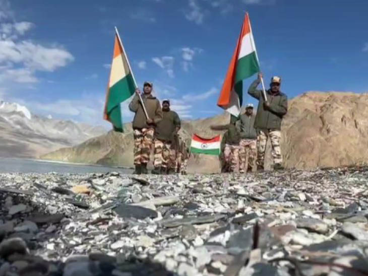 लेह में ITBP जवानों ने भारतीय सीमा पर तिरंगा फहराया।