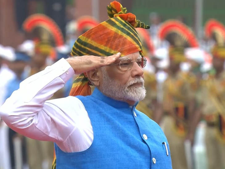 प्रधानमंत्री नरेंद्र मोदी कार्यक्रम में राजस्थान की लहरिया पगड़ी पहने नजर आए।