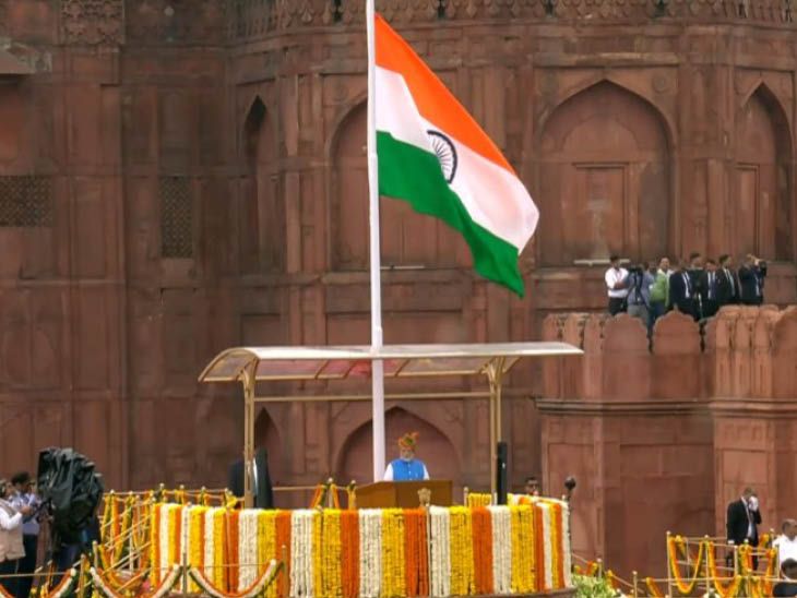 पीएम मोदी ने लाल किले की प्राचीर से लगातार 11वीं बार राष्ट्र ध्वज फहराया।