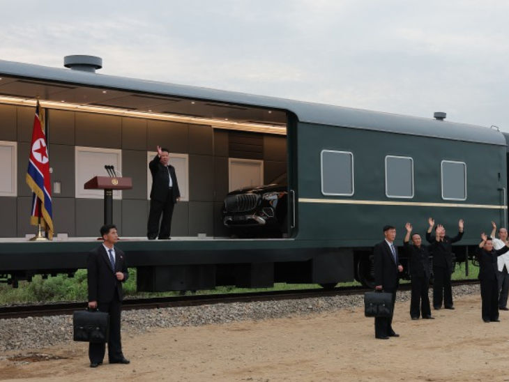 উত্তর কোরিয়ার স্বৈরশাসককে একটি নতুন মার্সিডিজ-বেঞ্জের সাথে দেখা: গাড়িটির দাম 2 কোটি টাকা, বন্যা কবলিত এলাকা পরিদর্শনে এসেছিলেন উত্তর কোরিয়ার স্বৈরশাসককে একটি নতুন মার্সিডিজ-বেঞ্জের সাথে দেখা: গাড়িটির দাম 2 কোটি টাকা, বন্যা কবলিত এলাকা পরিদর্শনে এসেছিলেন