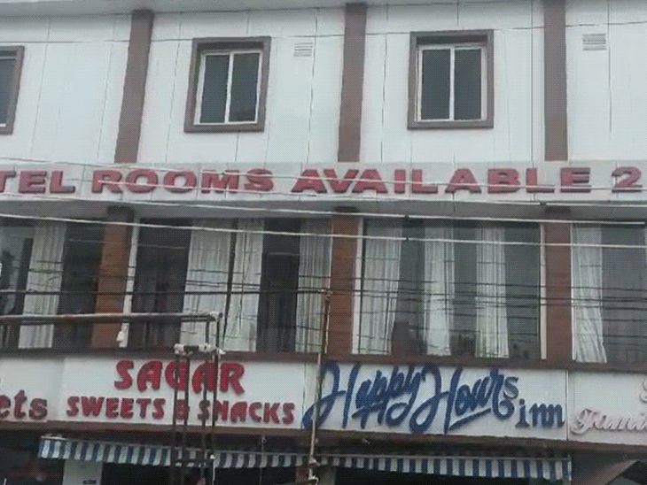 होटल व्यवसायिक अनिल कुमार पाठक के ठिकाने पर EOW और ACB की टीम पहुंची।
