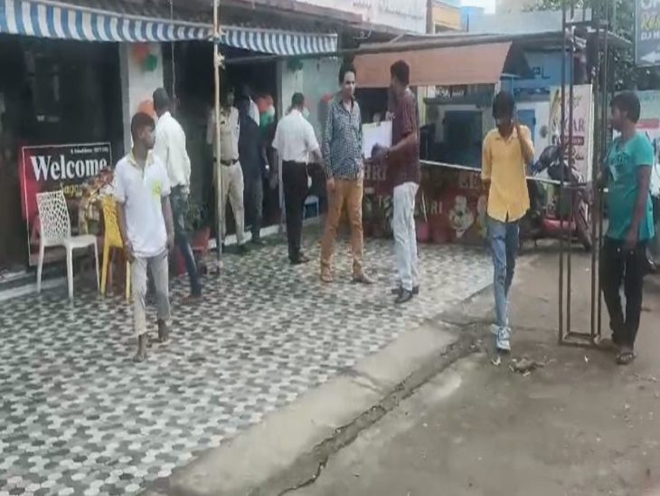 भिलाई के नेहरू नगर ईस्ट निवासी अनिल कुमार पाठक के घर EOW और ACB की टीम पहुंची।