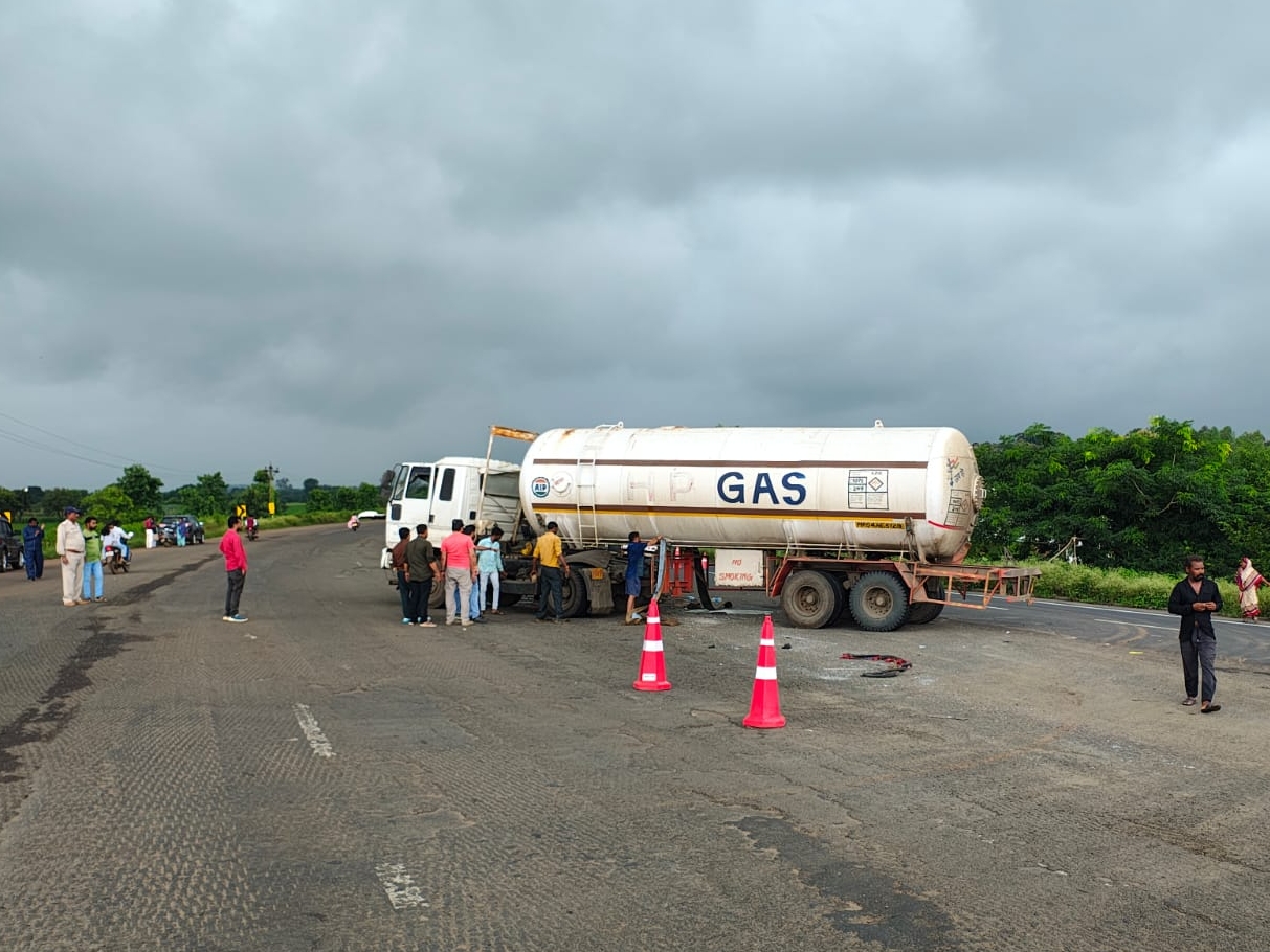 A tanker full of LPG gas overturned after going out of control ...