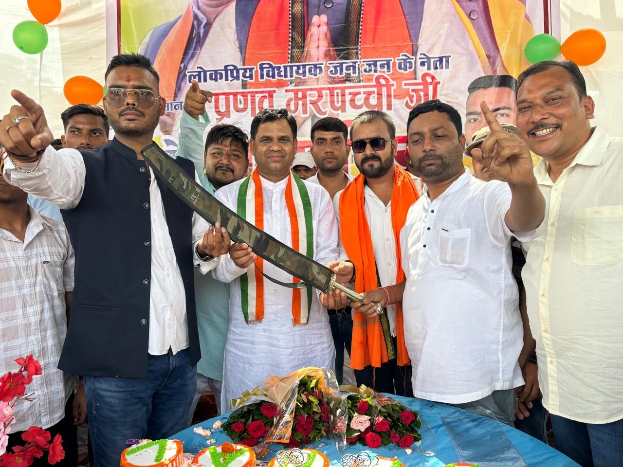 समर्थकों ने विधायक को तलवार भेंट की।
