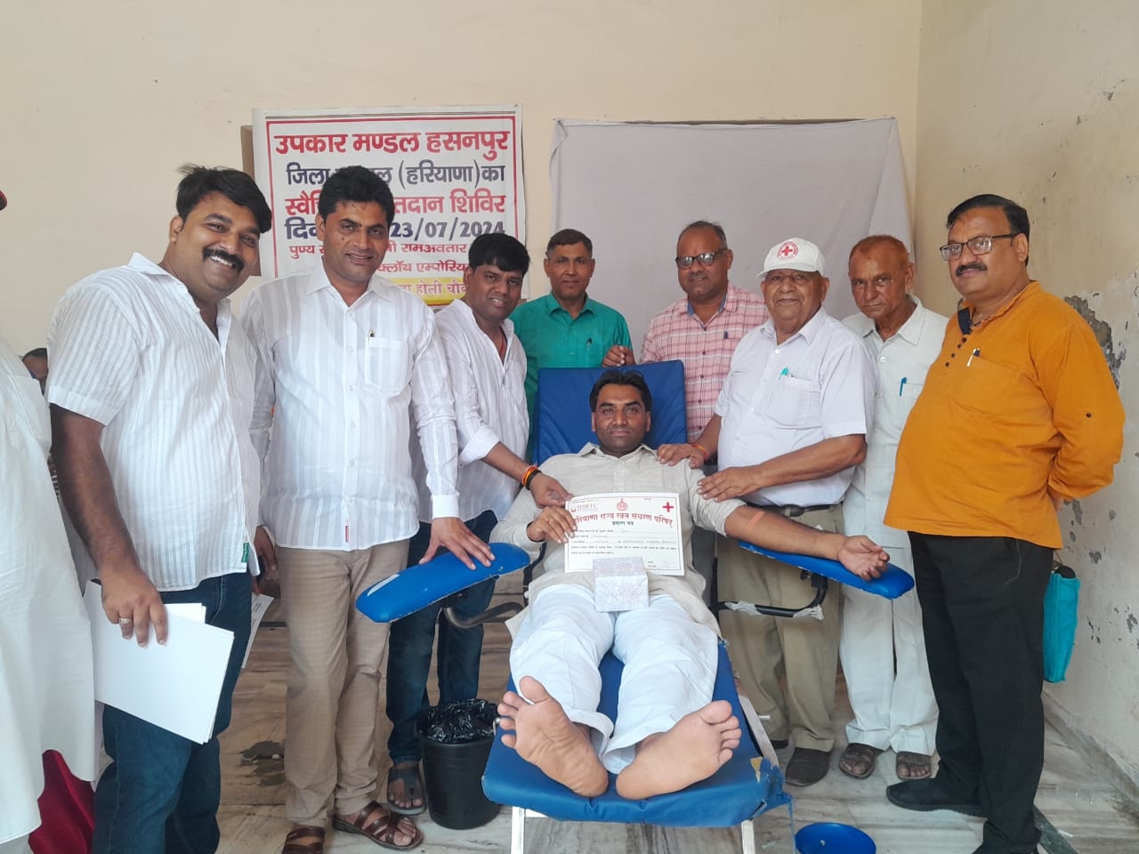 रक्तदाताओं को प्रमाण पत्र देते हुए विक्रम सिंह यात्री और अन्य।