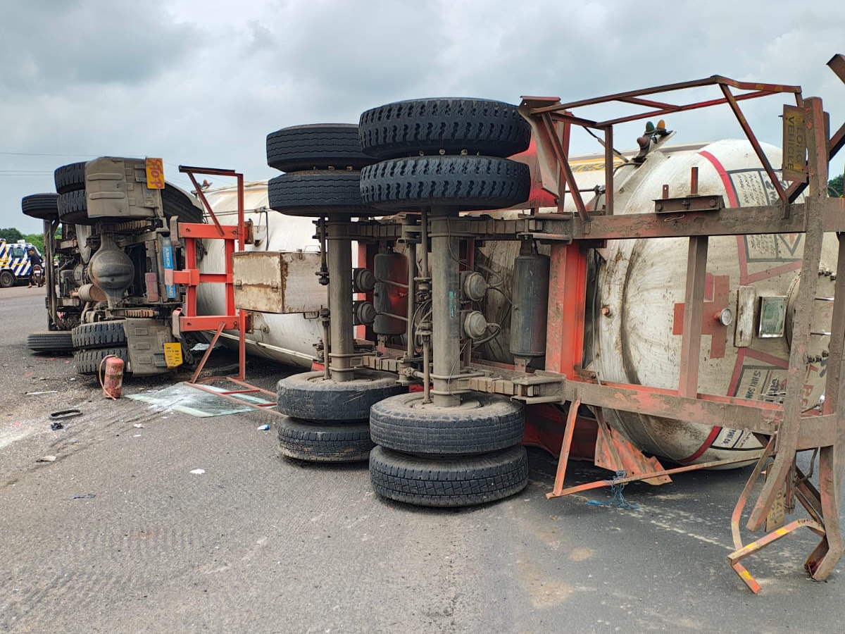 A tanker full of LPG gas overturned after going out of control