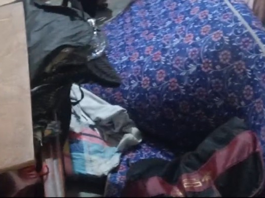 चोरी के बाद घर में बिखरा पड़ा सामान।