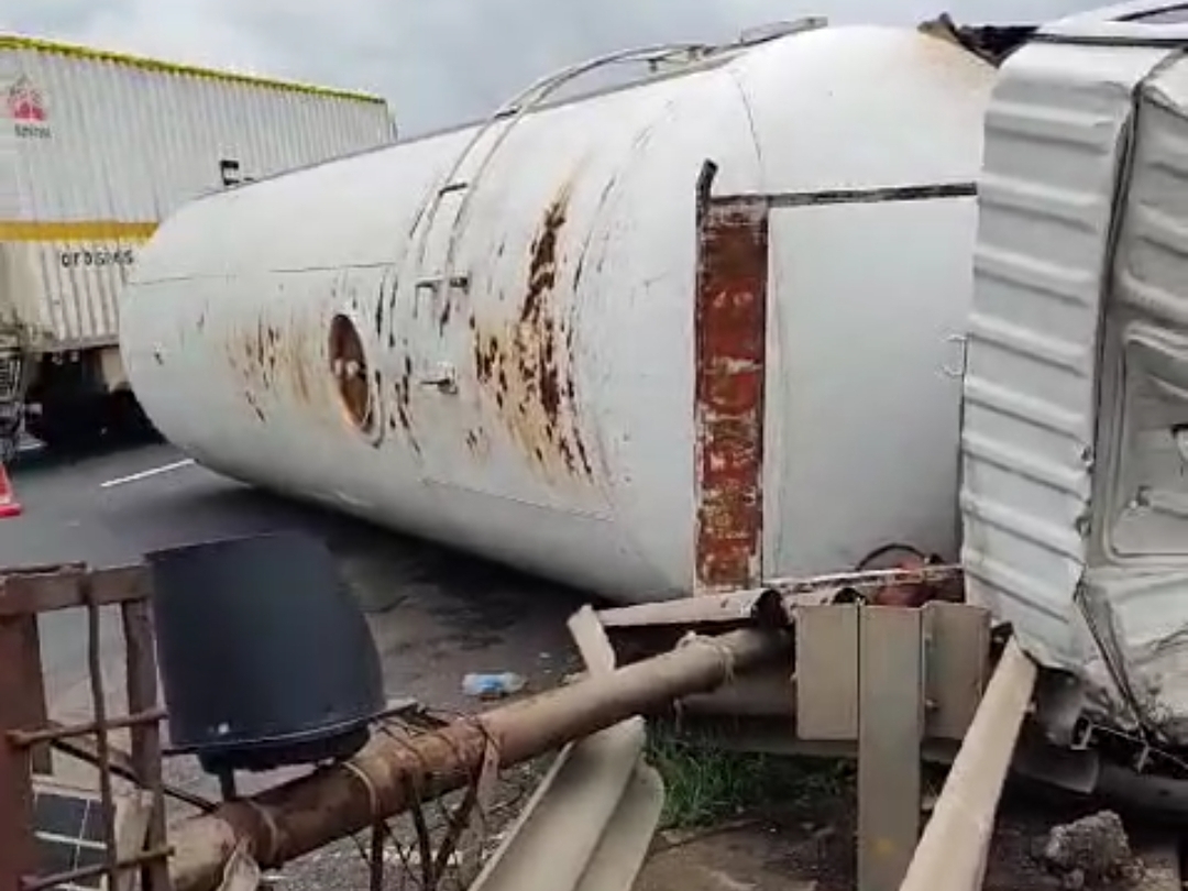 A tanker full of LPG gas overturned after going out of control
