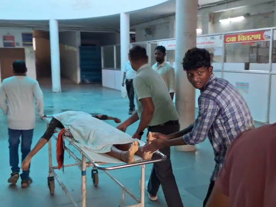 घायल महिलाओं को अस्पताल लेकर पहुंचे परिजन।