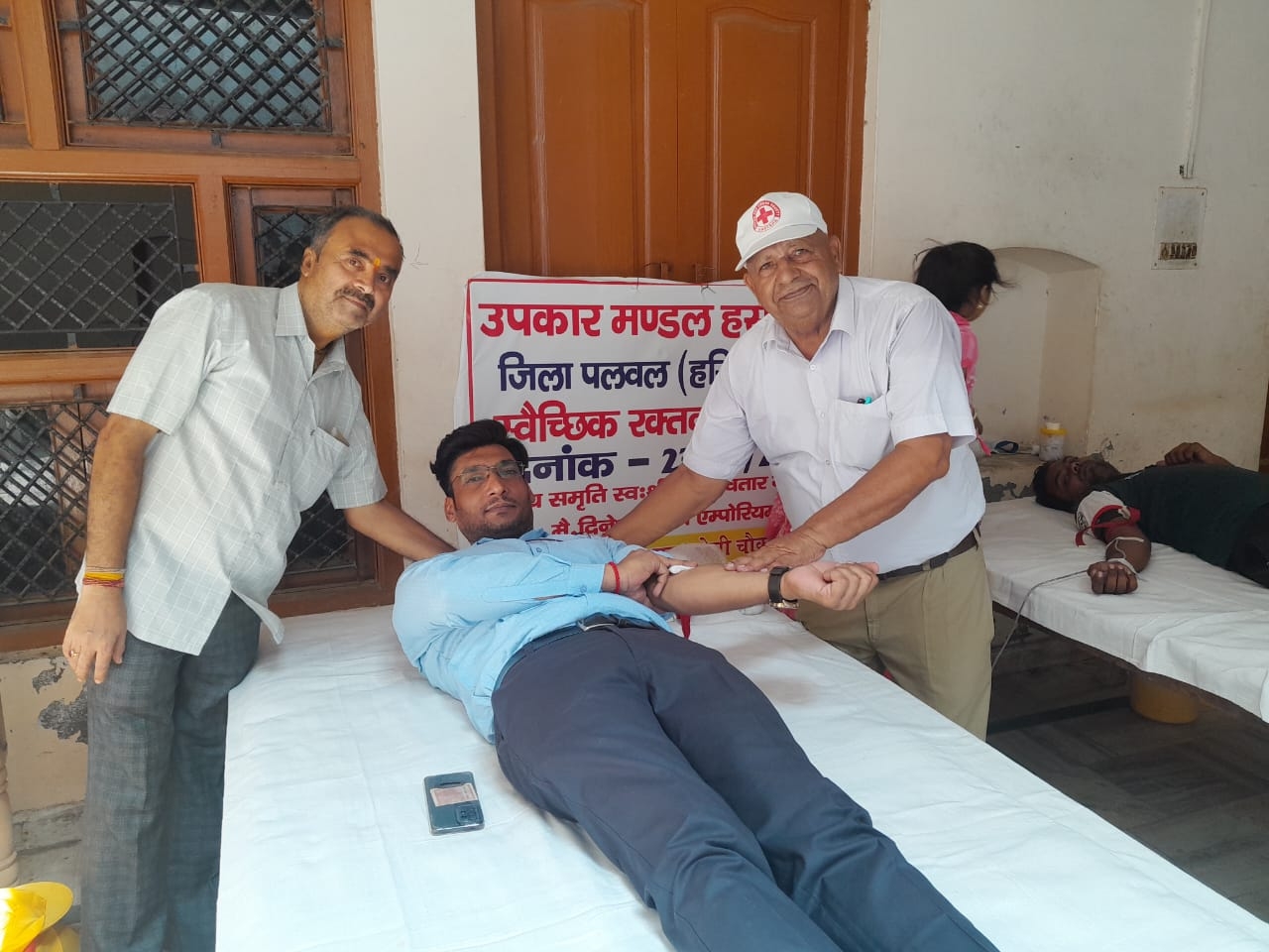 विक्रम सिंह यात्री अपने लगाए गए रक्तदान शिविर में रक्तदाताओं से हालचाल पूछते हुए।