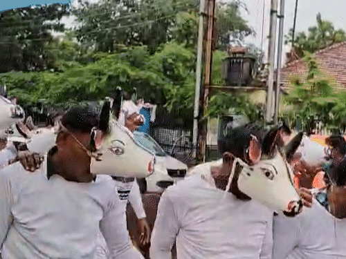 गाय का मुखौटा पहनकर रायपुर में रैली निकाली गई।