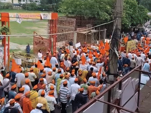 Hindus' anger erupted against Bangladesh, see 20 pictures | 7 घंटे बंद रहा  मेरठ, बांग्लादेश के खिलाफ फूटा गुस्सा: हिंदुओं पर अत्याचार नहीं सहेंगे, सेव  हिंदू के लगे ...