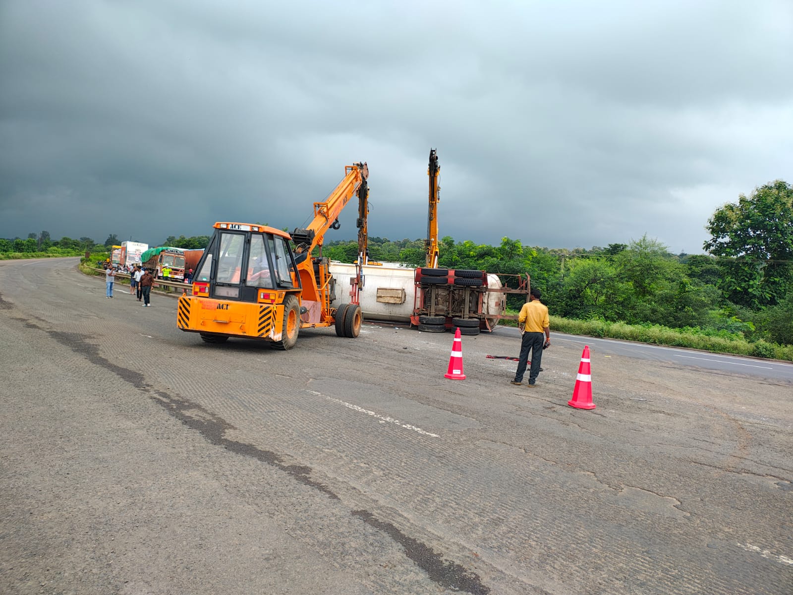 A tanker full of LPG gas overturned after going out of control ...