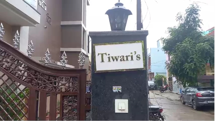 ट्रांसपोर्टर नवनीत तिवारी के घर में ताला लटका मिला है। उनके बारे में पड़ोसियों से भी जानकारी नहीं मिल सकी है।
