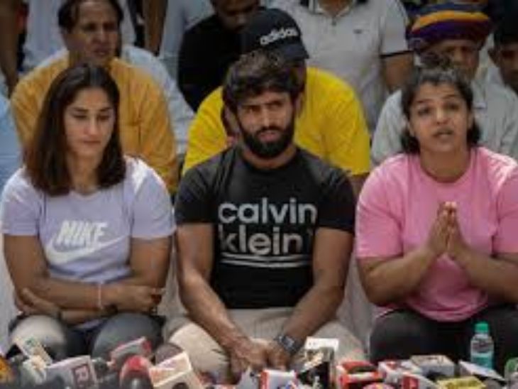 पहलवान विनेश फोगाट, बजरंग पुनिया और साक्षी मलिक ने WFI के खिलाफ याचिका दायर की थी.