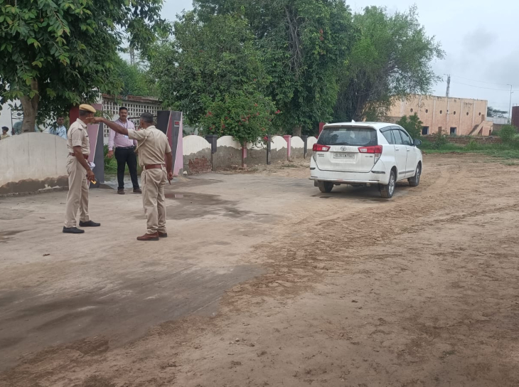 राजस्थान के अनूपगढ़ में निलंबित IAS समीर विश्नोई के रिश्तेदार व्यापारी गौरव गोदारा के घर में छापेमारी कर सर्च अभियान चलाया।