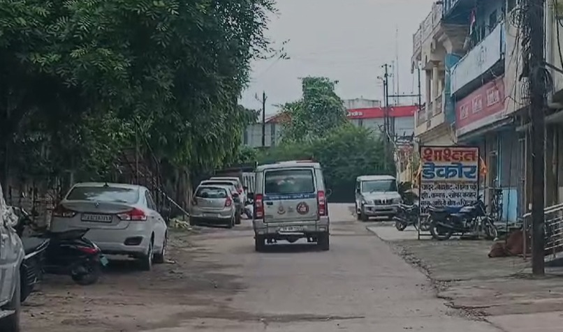 कोरबा में कार्रवाई के दौरान ACB की टीम 2 गाड़ियों में दबिश देने के लिए पहुंची थी।