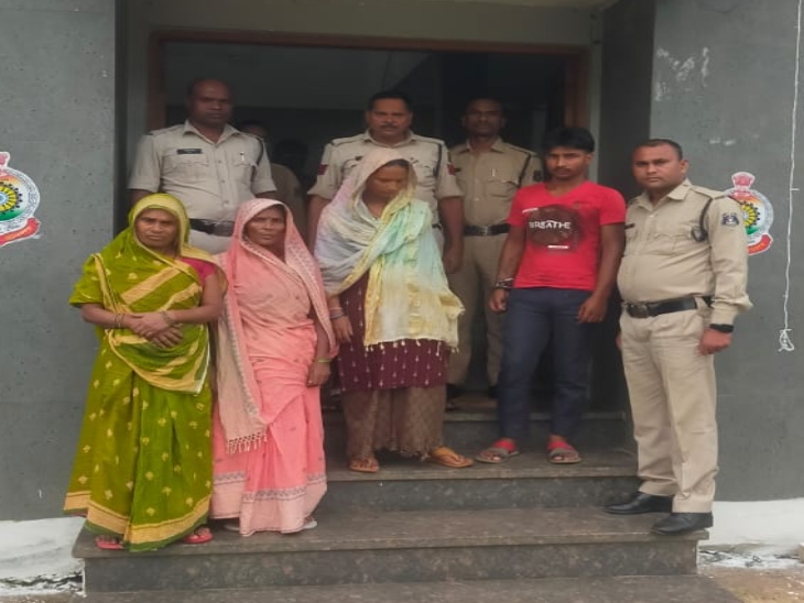 एक युवक के साथ 5 महिलाएं अरेस्ट हुई है।