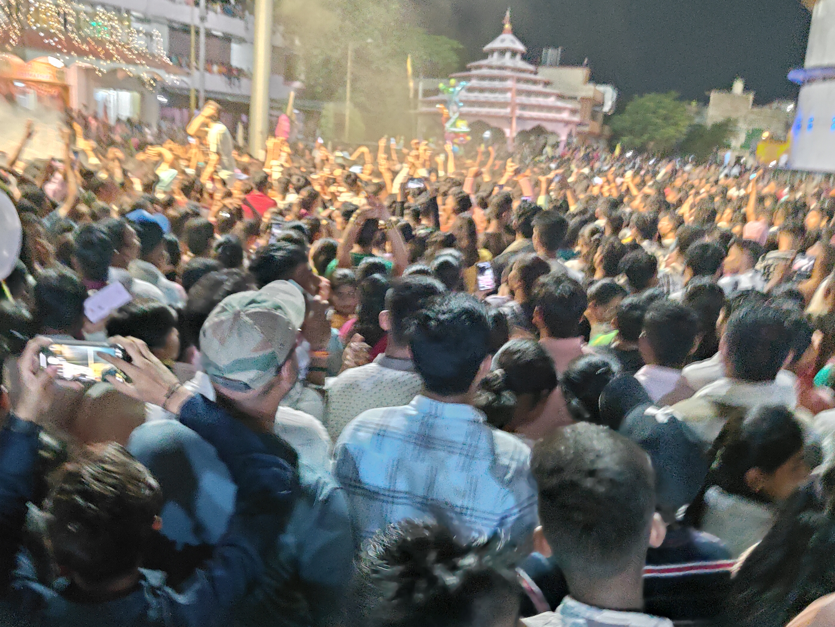 मंदिर परिसर में शिव भक्तों की बड़ी संख्या में भीड़ उपस्थित थी।