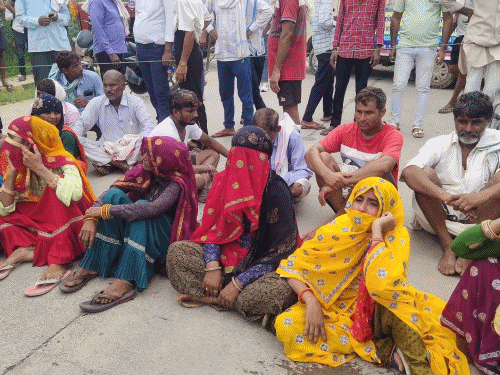 गोवर्धन यात्रा के पदयात्रियों को रोडवेज ने मारी टक्कर:एक श्रद्धालु की मौत, दूसरा गंभीर घायल जत्थे में थे 100 लोग, रोड जाम किया