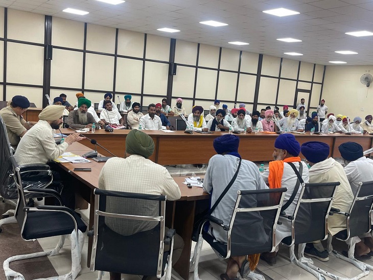एसएसपी अमृतसर की अध्यक्षता में आयोजित बैठक में तीन जिलों के सीनियर अधिकारी व किसान एक दूसरे से बातचीत करते हुए।